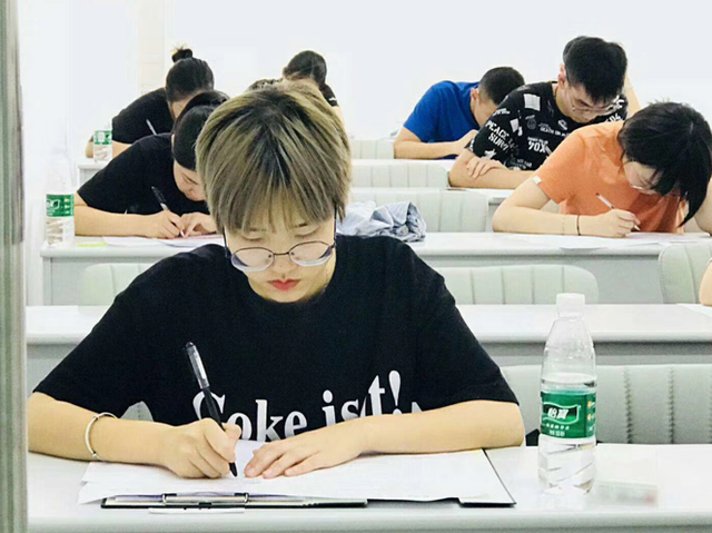 张雪峰是研究生吗，张雪峰最不建议上的研究生（考研名师张雪峰结束“北漂”）