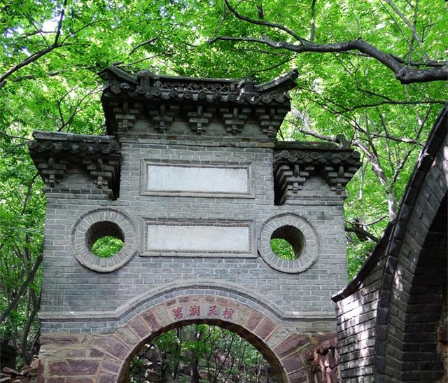 僧、尼、道共居一山修行  承德丰宁白云古洞景区，僧、尼、道共居一山修行（有一桥飞架两山之间的千年古刹）