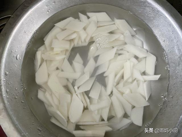 小白嘴山药怎么吃，小白嘴山药怎么吃最好（冬季家常养生菜小炒山药片）