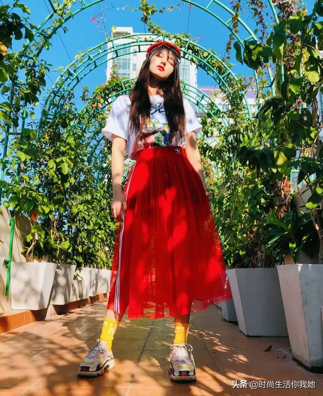 麻豆网官网萧萧麻豆网，2020春季最时尚穿搭“平底+裙”