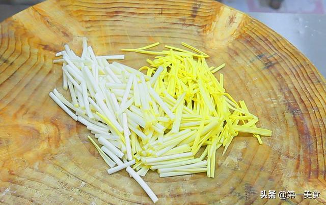 蒜黄和什么配着炒好吃，蒜黄搭配什么炒菜好吃（鸡蛋中多放这两样）