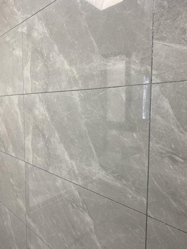 泡水砖和不泡水砖区别，瓷砖泡水和不泡水的区别（为什么铺贴前一定要把瓷砖充分浸泡）