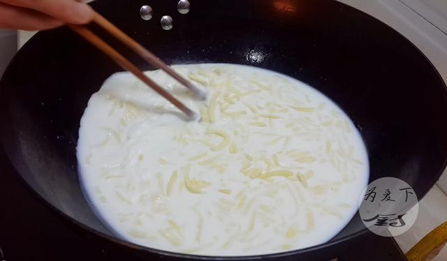 芝士做什么好吃又简单（牛奶里加1把芝士）