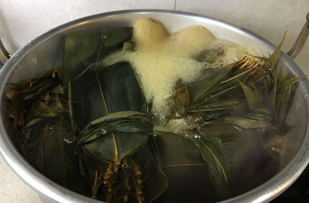 包粽子的米泡多长时间，包粽子糯米要泡多长时间（难怪粽子夹生不软糯）