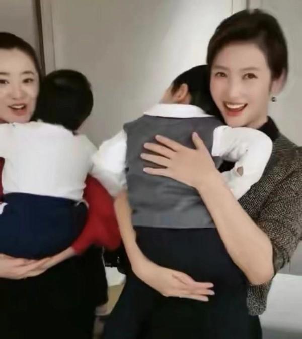 43岁春妮秀恩爱，二婚老公刚强罕见“出镜”，两人婚后很少同框