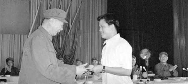 1981年属鸡人永远最旺的数字，1981年属鸡的幸运数字和颜色（时光记忆：1981年的中国）