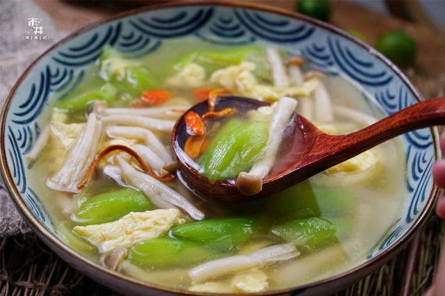 丝瓜煮汤怎么煮才好吃，丝瓜汤这么做好吃（它和丝瓜一起煮是绝配）