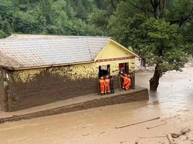 泥石流发生时应该往哪个方向跑，泥石流发生时应该往哪个方向跑等高线图（遭遇山体滑坡、泥石流怎么办）