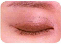 下眼线怎么画，下眼线怎么画显眼睛大（使用蓝色画下眼线）