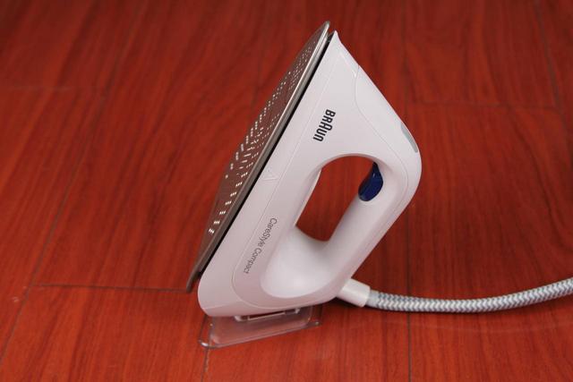 如何正确使用蒸汽电熨斗，电蒸汽熨斗怎么使用（一键熨烫蒸汽熨斗了解下）