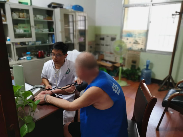 铁窗泪歌词，狱中望月迟志强原唱（《铁窗泪》唱出了狱中人想要洗心革面）