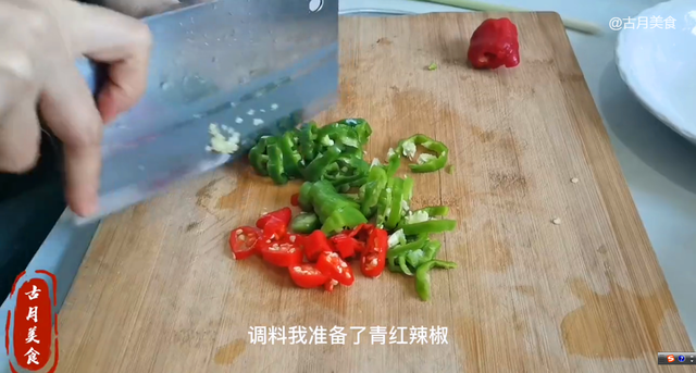 拉皮肉丝的做法，拉皮肉丝的拉皮是什么做的（古月做家庭版拉皮肉丝）