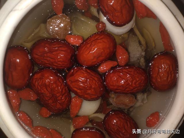 怎样炖乌鸡汤好喝，清炖乌鸡汤怎么炖好喝又营养（汤色清亮补而不燥）