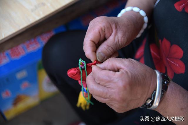 如何手工缝制香包，如何手工缝制香包视频（12块布头缝制传统香包）
