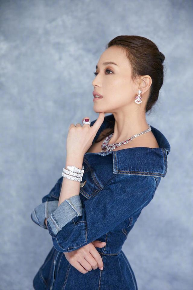 方脸剪什么发型好看，方脸有美人尖适合什么发型（想给方脸“削骨”并不难）