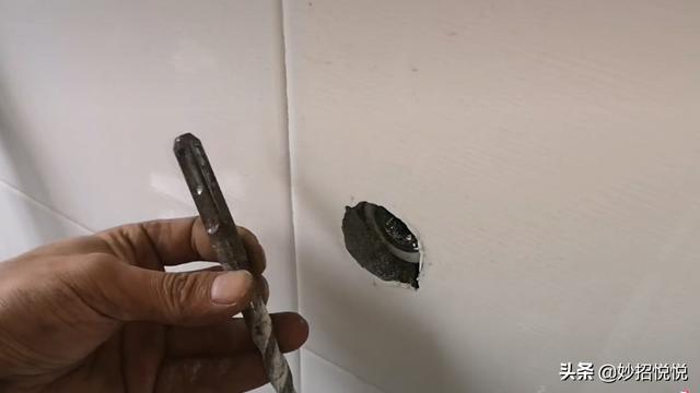 水龙头断了里面的部分怎么弄出来，塑料水龙头断了里面的部分怎么弄出来（不用花钱请维修师傅）