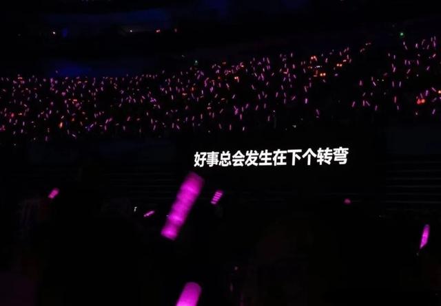 演唱会背景图，演唱会背景图自制提词（演唱会歌词微信背景图】“你好吗）