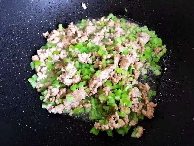 地衣怎么做好吃，新鲜地衣怎么做好吃（别小看路边的这个野菜）