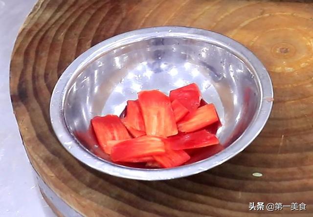香肠炒什么好吃，香肠和什么炒好吃（厨师长教你饭店腊肠炒芸豆做法）