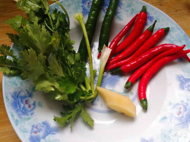 凉拌鸡爪和香辣鸡爪做法，凉拌香辣鸡爪的制作方法和配料（教你做香辣美味的凉拌鸡爪）