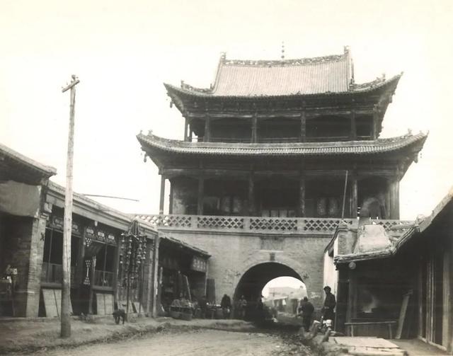 新疆省会是哪个省哪个市，新疆省会是哪个省哪个市的（为什么乌鲁木齐叫首府而不叫省城）