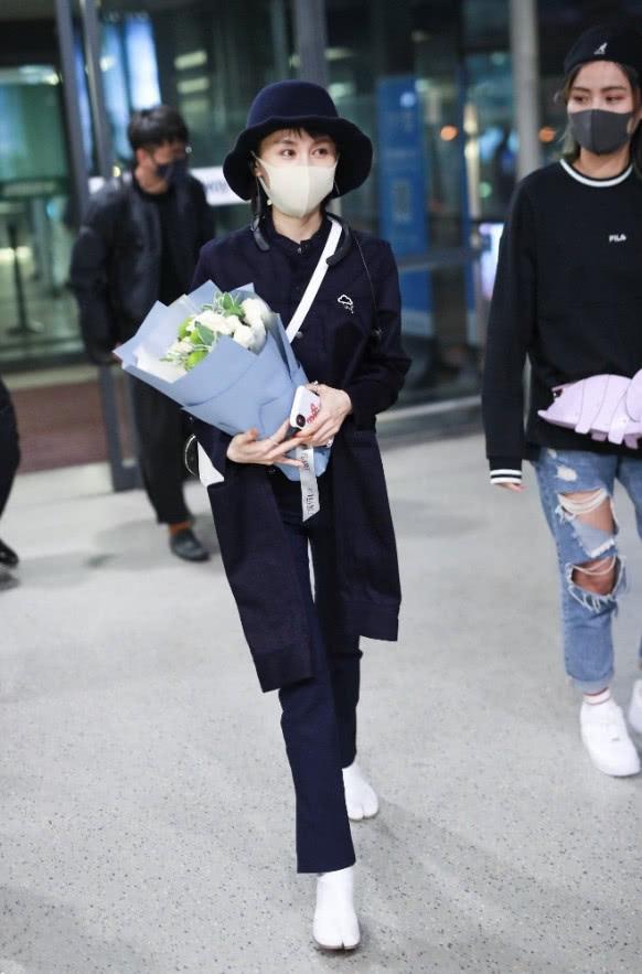 藏青色是什么颜色，藏青色短袖配什么颜色裤子（让你轻松当个时尚博主）