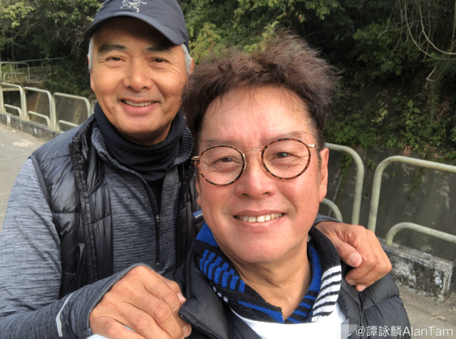 周润发哀悼吴孟达后露面，举止异常当众大叫大笑，还不吃午饭爬山