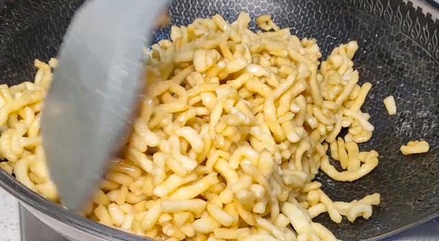 在家如何做沙琪玛，在家做沙琪玛怎么做窍门（教你在家自制沙琪玛）