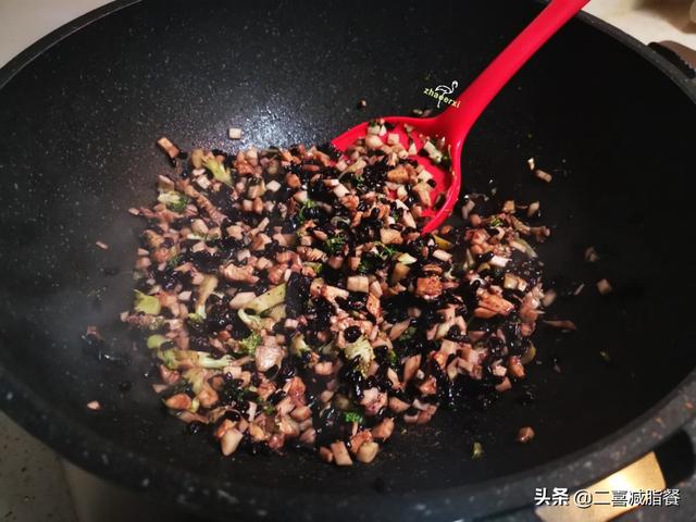 黑米的热量是多少，黑米热量多少卡（口感似鲍鱼而著称的菇类）