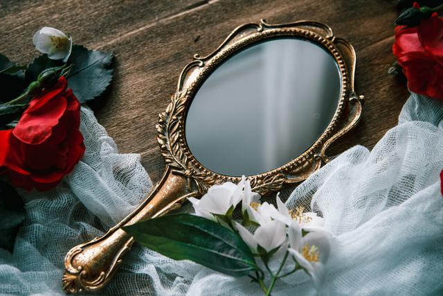 梦见自己照镜子，梦见自己照镜子是什么征兆（你都做过哪些让你觉得神奇的梦）