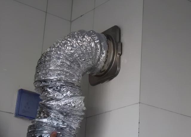 别人一做饭我家满是油烟味，别人一做饭我家满是油烟味物业管吗（楼上私自改公共烟道）