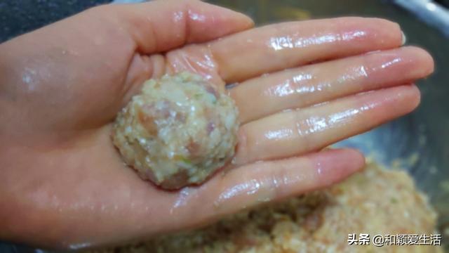 糯米莲藕丸子的做法窍门，糯米莲藕丸子的制作方法和材料（莲藕糯米丸子）