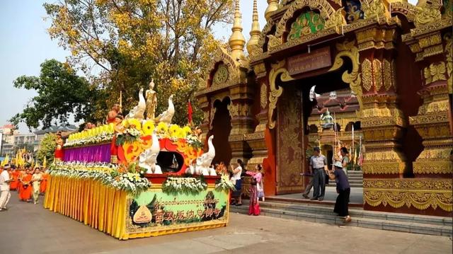 西双版纳傣族新年泼水，西双版纳风俗泼水节（版纳德宏万人泼水大PK）
