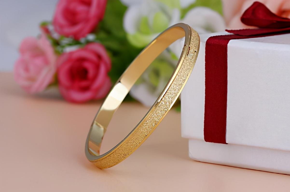 钛钢是什么材质，钛钢是什么材质,价格多少（镀银和钛钢的的饰品会不会掉色呢）