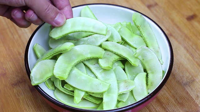 炒扁豆的家常做法，家常版扁豆炒肉的做法（为啥饭店的炒扁豆那么好吃）