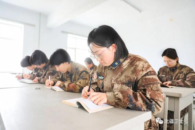 文职蓝色领章，“孔雀蓝”在北疆绽放