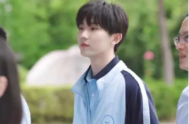 私立学校校服（2000元）