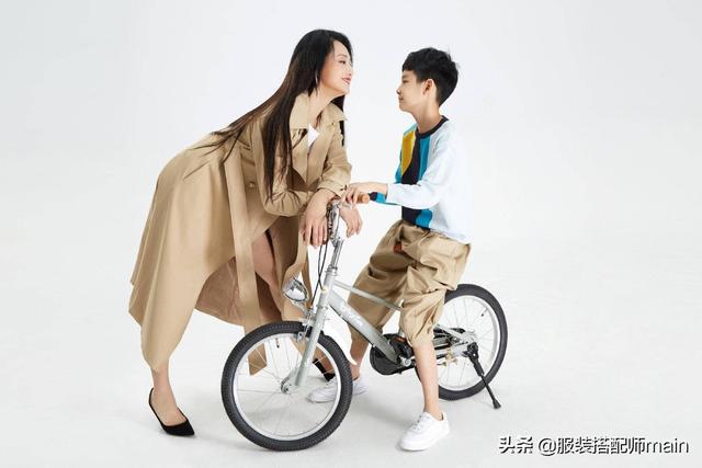 曹颖大肚照，曹颖老公的照片（穿白T恤紧身裤大秀麻杆腿）