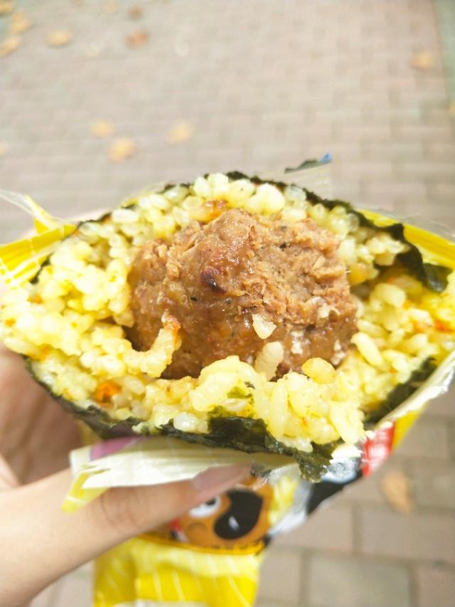 一个饭团的热量是多少，饭团热量（罗森便利店的4种恶魔饭团测评）