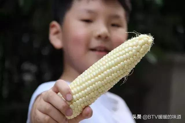 甜玉米可以生吃吗，甜玉米怎么做（吃一口甜到你心里）