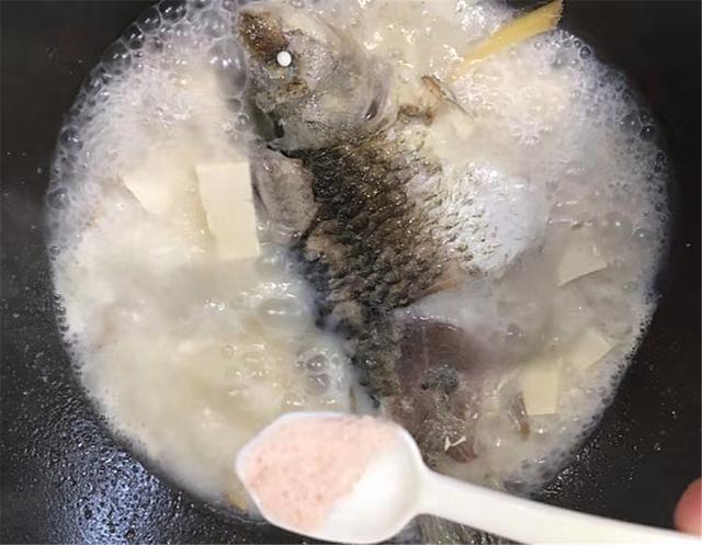 鲫鱼汤怎么做好吃，鲫鱼汤怎么做好吃视频（鲫鱼汤最好喝的做法）