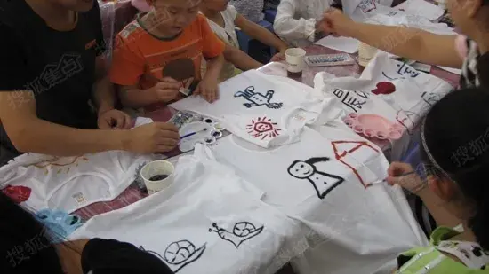 怎么摆地摊卖画，街头摆摊卖画（美术生摆摊儿指南献上）