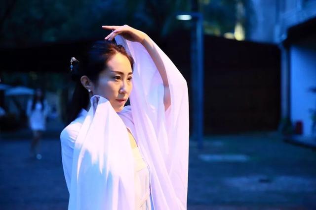 当代巾帼打一字，巾帼打一字（诗词丨世上最美：一是女子）