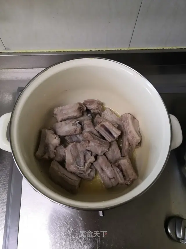 酸菜排骨炖粉条，酸菜排骨炖粉条的做法（口感酸爽很是下饭）