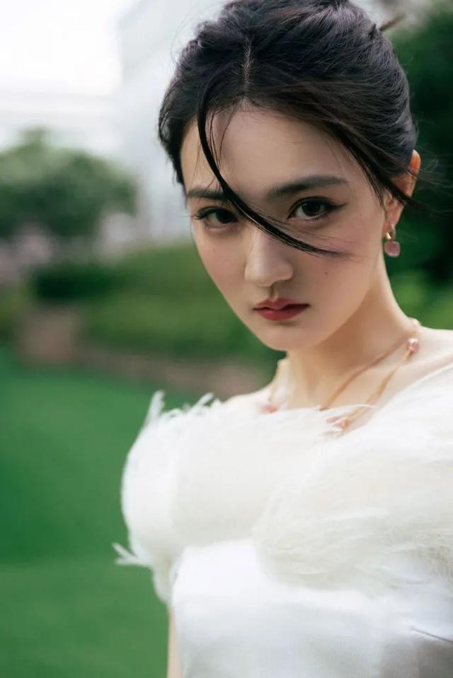 女明星礼服大赏,礼服美女简笔画(美女徐璐身穿羽毛抹胸白色礼服)