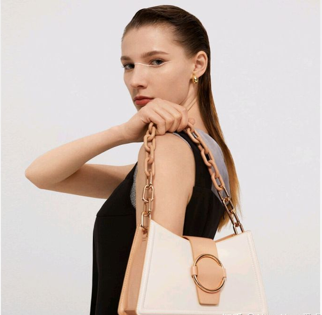 elle包包是什么档次，elle包包属于什么档次（初春必买的几款包包）