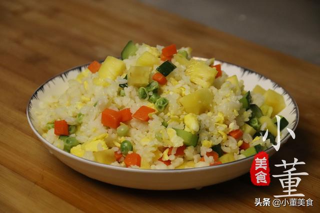 菠萝炒饭最简单做法，米饭里加半个菠萝