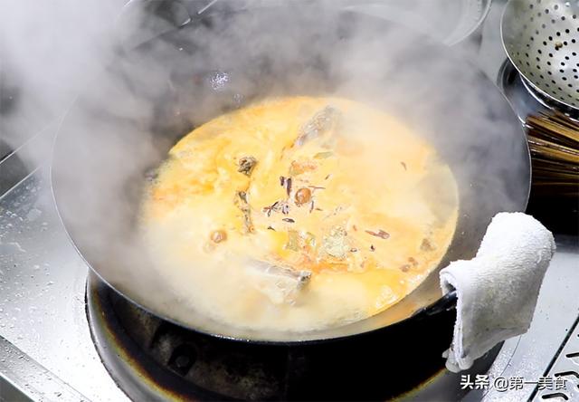先炖后炸羊排的做法，炸羊排之前要不要煮一煮（手撕羊排还能这样做）
