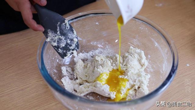 面包松软的秘诀，面包如何做才能松软蓬松（只用普通面粉、只揉面3分钟）