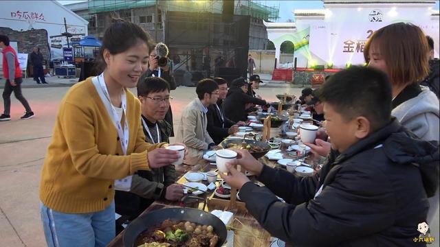 顶瓜瓜，小六酒后表演新技能——顶瓜瓜（顶瓜瓜袜子质量怎么样）